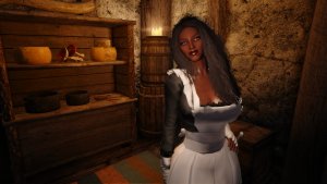 Садия в костюме служанки.