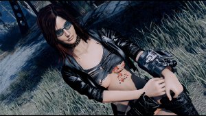 В модных очках.